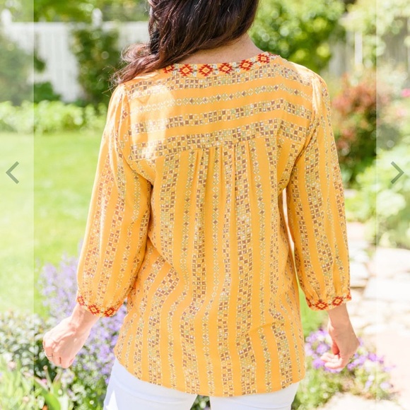 Savanna Jane Boutique Notched Neckline Floral Embroidery A Line Shirt, Size M - Picture 11 of 12